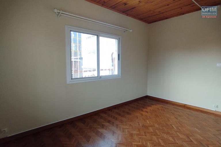 A louer, appartement T4, neuf, à l'étage sur Itaosy- Antananarivo