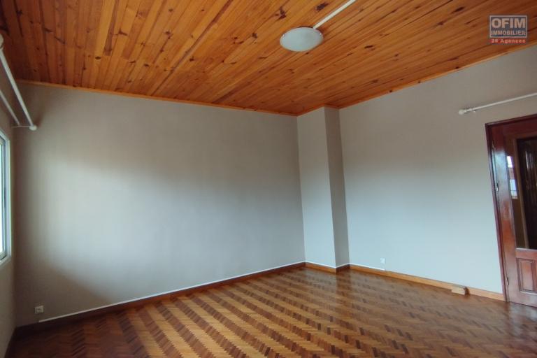 A louer, appartement T4, neuf, à l'étage sur Itaosy- Antananarivo