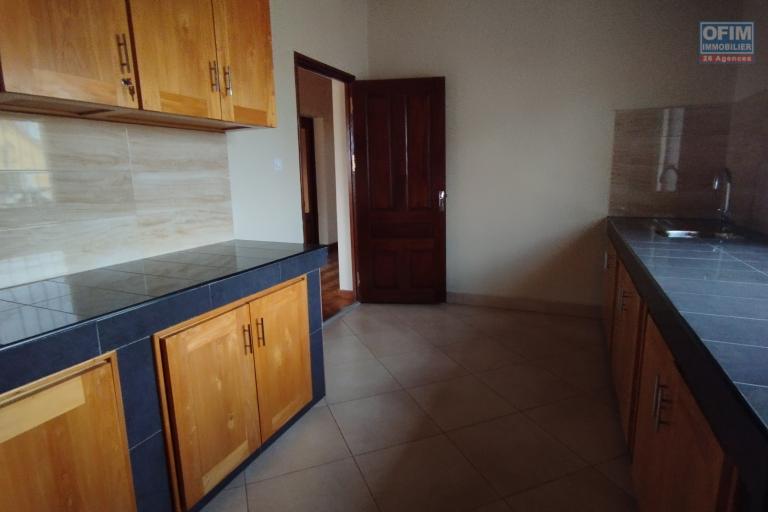 A louer, appartement T4, neuf, à l'étage sur Itaosy- Antananarivo