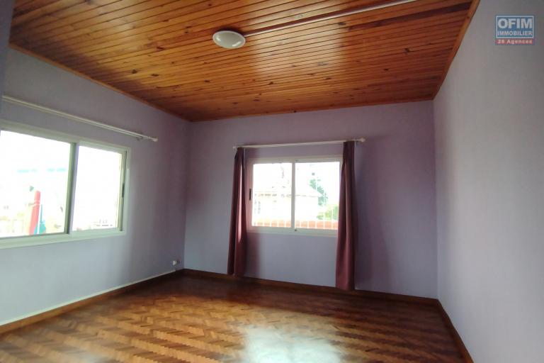 A louer, appartement T4, neuf, à l'étage sur Itaosy- Antananarivo