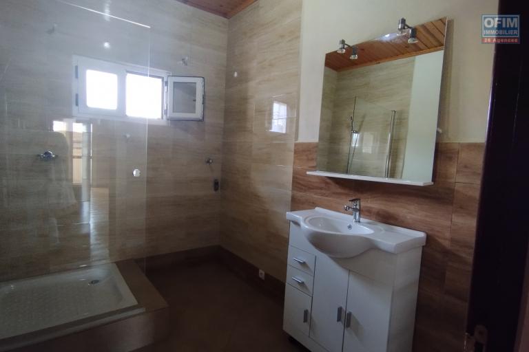 A louer, appartement T4, neuf, à l'étage sur Itaosy- Antananarivo