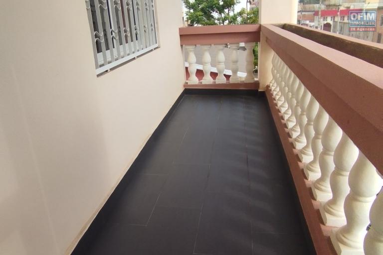 A louer, appartement T4, neuf, à l'étage sur Itaosy- Antananarivo