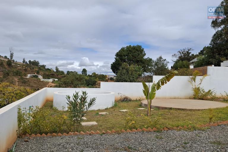 OFIM immobilier offre en location une villa F4 sur Ambatobe à 5min du lycée français