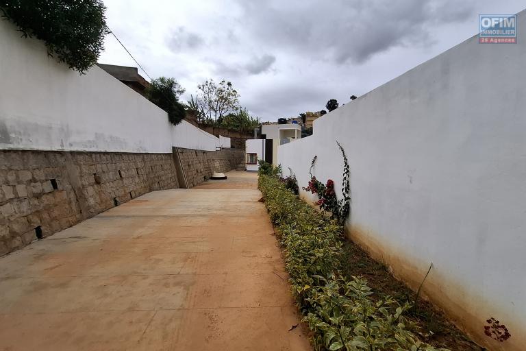 OFIM immobilier offre en location une villa F4 sur Ambatobe à 5min du lycée français