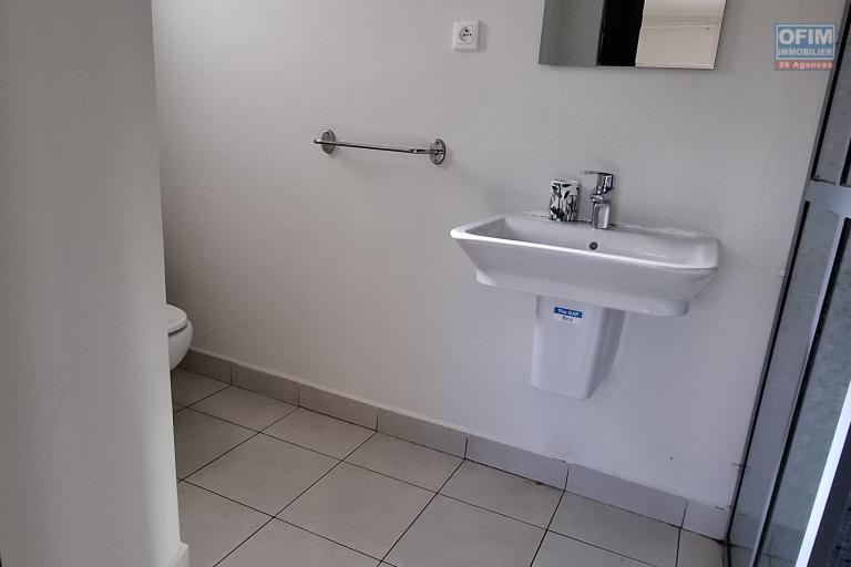 OFIM immobilier  loue un appartement T3 meublé équipé sur Ivato, à 5min de l'aéroport.