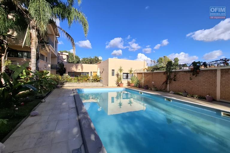 OFIM Immobilier loue un appartement T2 meublé équipé sur Ivato avec piscine dans une résidence sécurisée 24/24