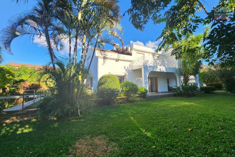 À LOUER - Villa de standing F6 avec piscine à Ambohibao