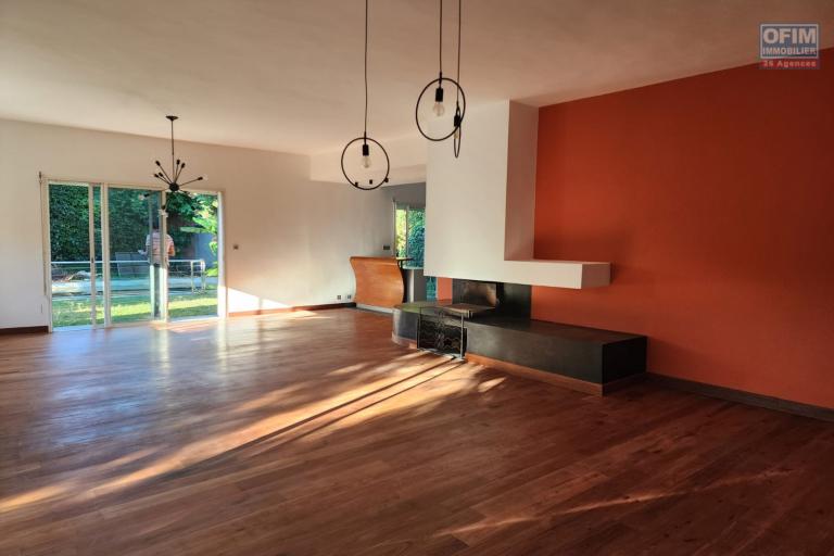 &Agrave; LOUER - Villa de standing F6 avec piscine &agrave; Ambohibao. CONTACT Mr Jacky