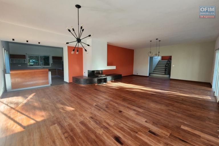 &Agrave; LOUER - Villa de standing F6 avec piscine &agrave; Ambohibao. (LOUE)