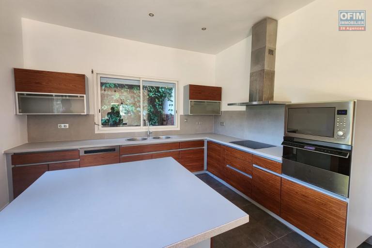 À LOUER - Villa de standing F6 avec piscine à Ambohibao