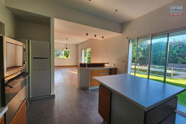 &Agrave; LOUER - Villa de standing F6 avec piscine &agrave; Ambohibao. CONTACT Mr Jacky