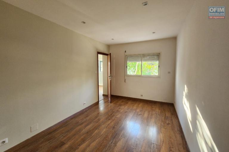 &Agrave; LOUER - Villa de standing F6 avec piscine &agrave; Ambohibao. CONTACT Mr Jacky