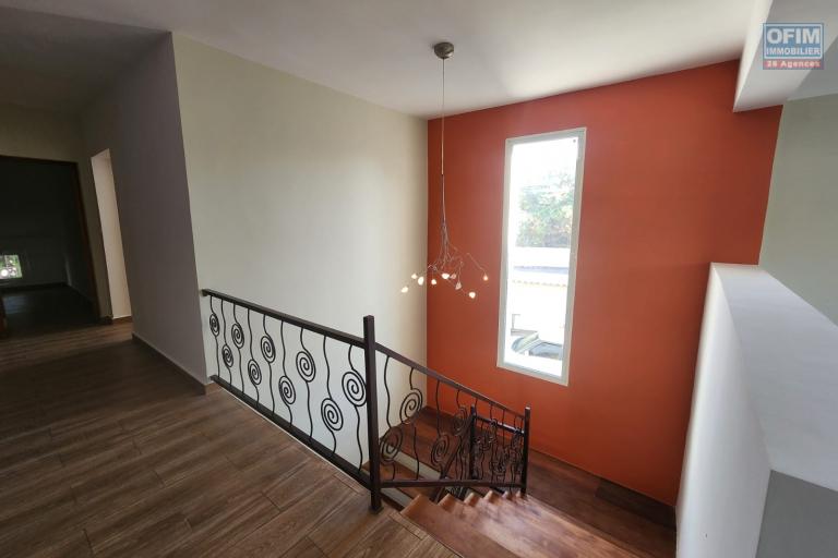 &Agrave; LOUER - Villa de standing F6 avec piscine &agrave; Ambohibao. (LOUE)