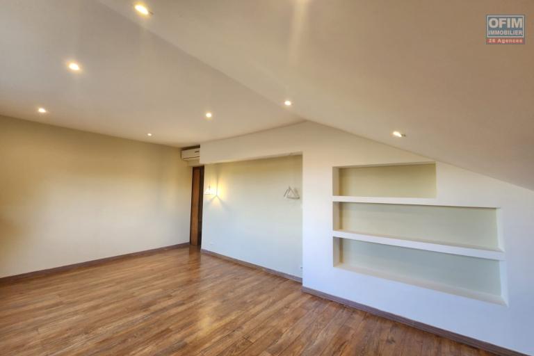&Agrave; LOUER - Villa de standing F6 avec piscine &agrave; Ambohibao. CONTACT Mr Jacky