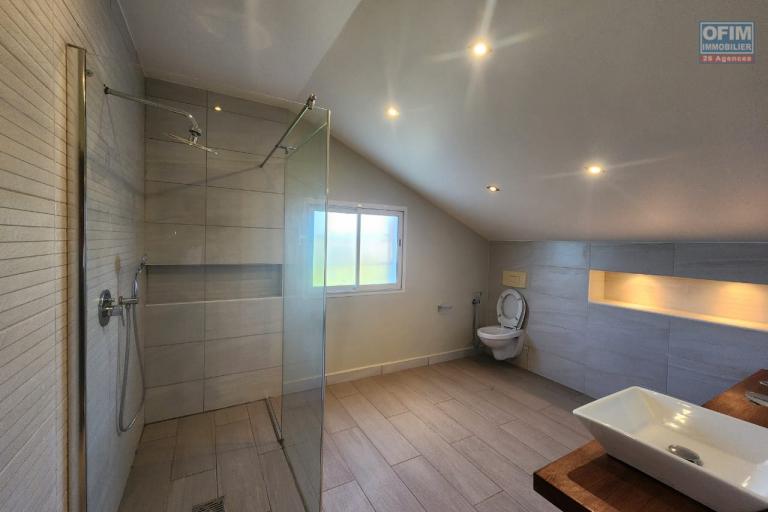 &Agrave; LOUER - Villa de standing F6 avec piscine &agrave; Ambohibao. (LOUE)