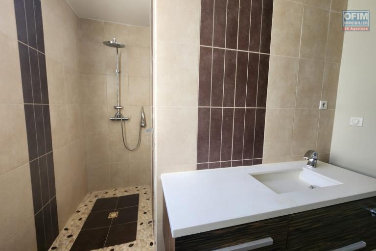 &Agrave; LOUER - Villa de standing F6 avec piscine &agrave; Ambohibao. CONTACT Mr Jacky