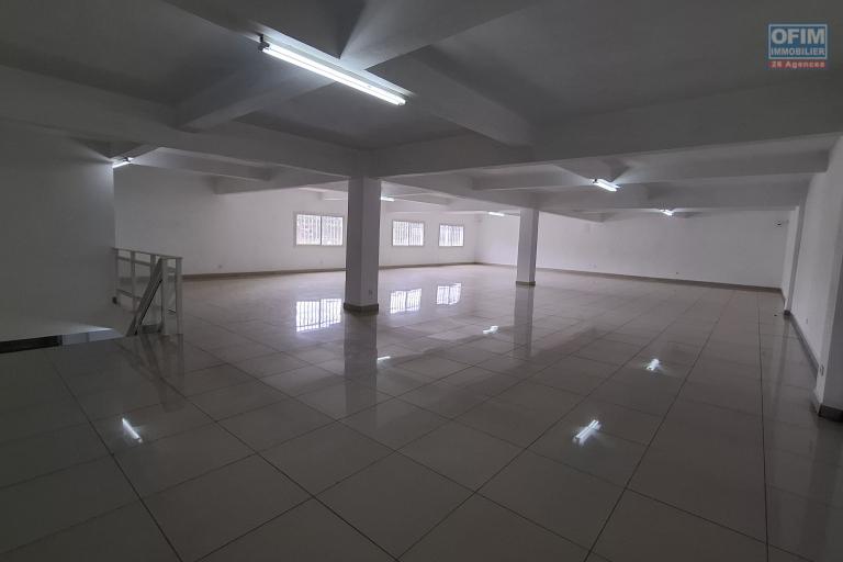 OFIM Immobilier offre en location un entrepôt  de 480m2 en deux niveaux sur ambolokandrina à environ 30min du centre ville.