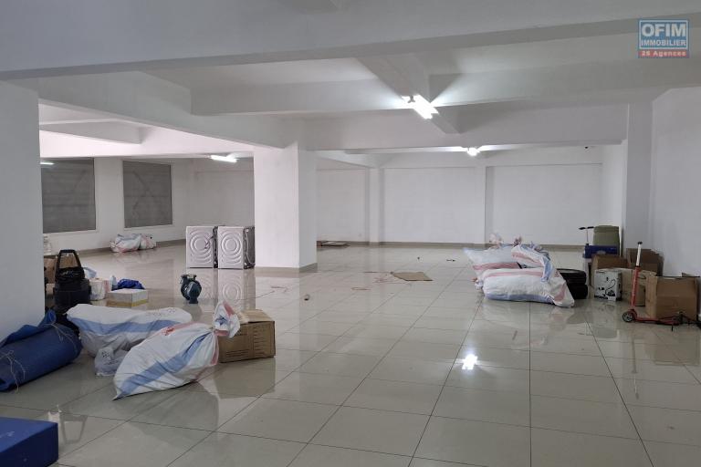 OFIM Immobilier offre en location un entrepôt  de 480m2 en deux niveaux sur ambolokandrina à environ 30min du centre ville.