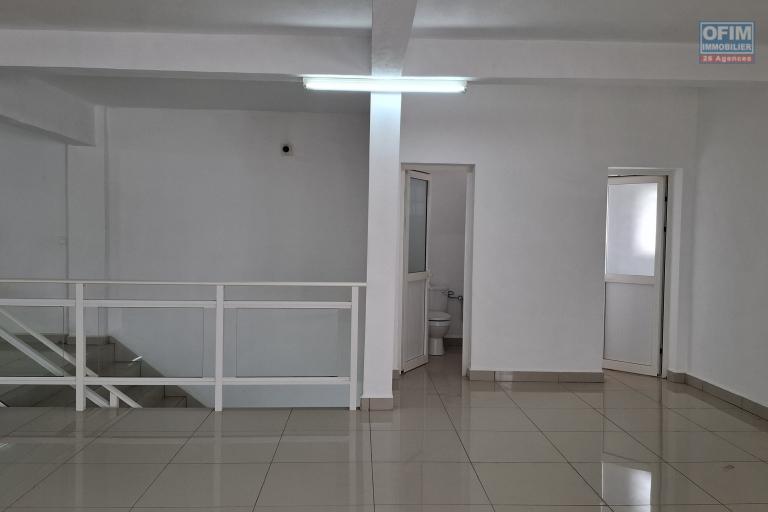 OFIM Immobilier offre en location un entrepôt  de 480m2 en deux niveaux sur ambolokandrina à environ 30min du centre ville.