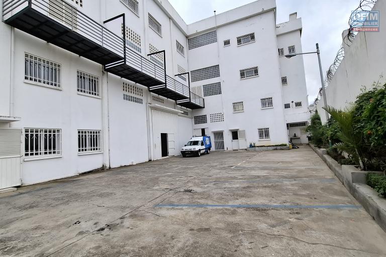 OFIM Immobilier offre en location un entrepôt  de 480m2 en deux niveaux sur ambolokandrina à environ 30min du centre ville.