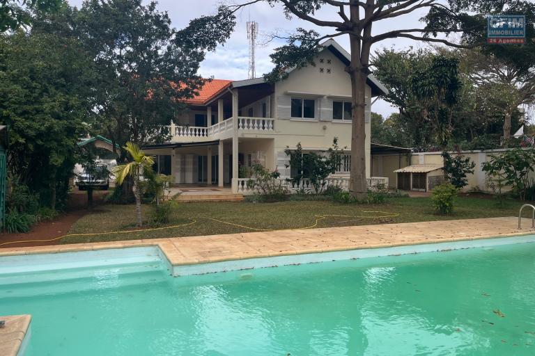 Une villa F6 avec piscine à 5mn à pied du Lycée Français à Ambatobe