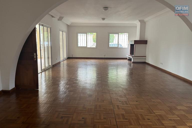 Une villa F6 avec piscine à 5mn à pied du Lycée Français à Ambatobe