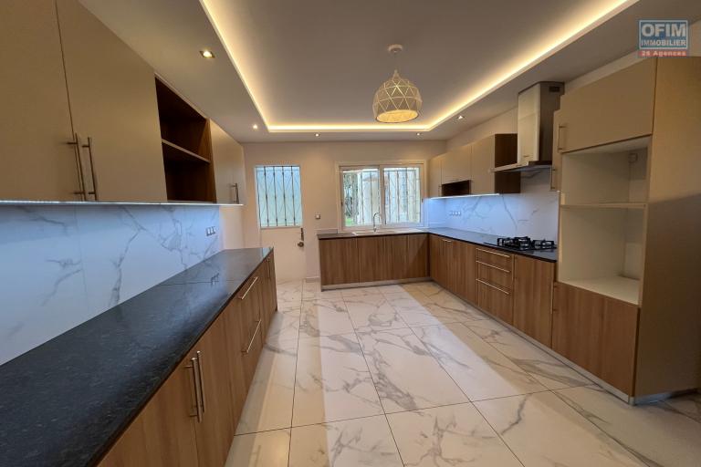 Une villa F6 avec piscine &agrave; 5mn &agrave; pied du Lyc&eacute;e Fran&ccedil;ais &agrave; Ambatobe ( CONTACT LALAINA )
