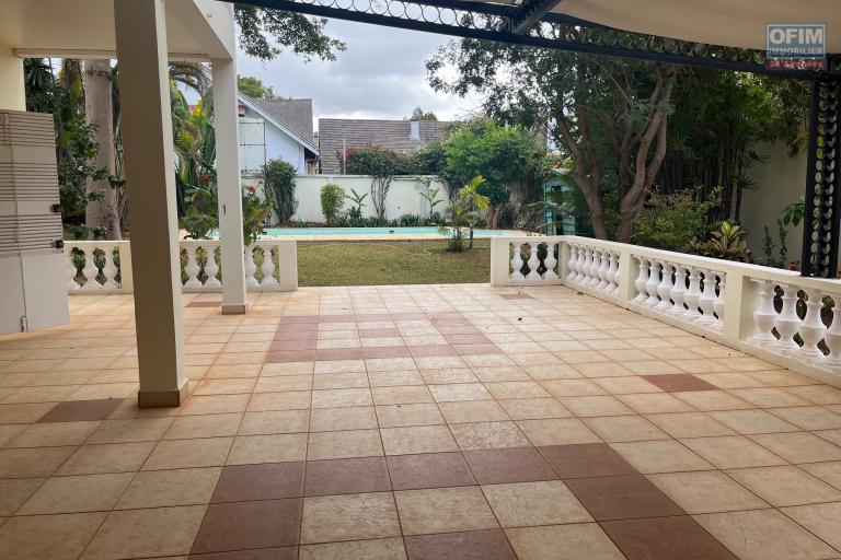 Une villa F6 avec piscine à 5mn à pied du Lycée Français à Ambatobe