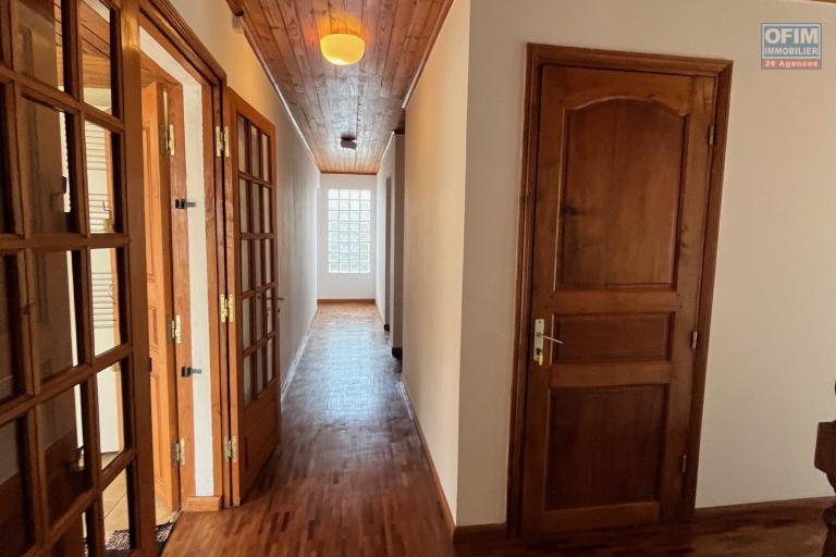 Une villa F6 avec piscine à 5mn à pied du Lycée Français à Ambatobe ( CONTACT LALAINA 0340858376 )