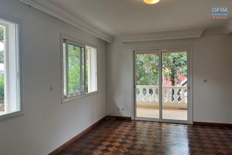 Une villa F6 avec piscine à 5mn à pied du Lycée Français à Ambatobe