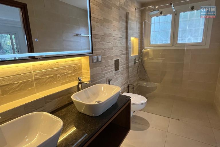 Une villa F6 avec piscine à 5mn à pied du Lycée Français à Ambatobe ( CONTACT LALAINA 0340858376 )