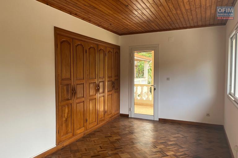 Une villa F6 avec piscine à 5mn à pied du Lycée Français à Ambatobe