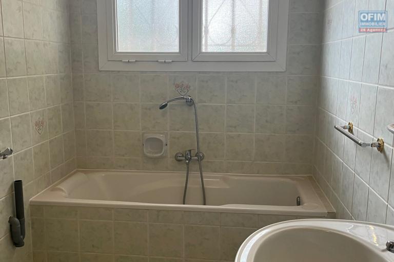 Une villa F6 avec piscine à 5mn à pied du Lycée Français à Ambatobe