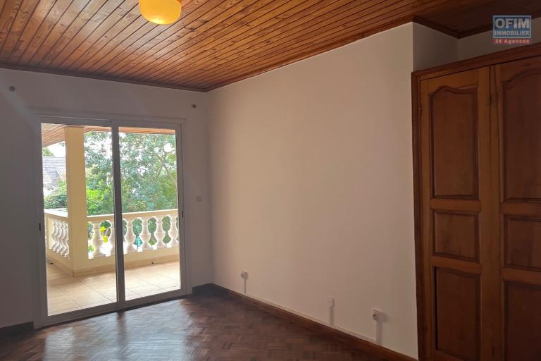 Une villa F6 avec piscine à 5mn à pied du Lycée Français à Ambatobe