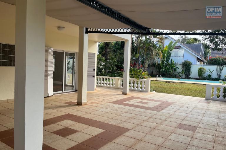 Une villa F6 avec piscine à 5mn à pied du Lycée Français à Ambatobe