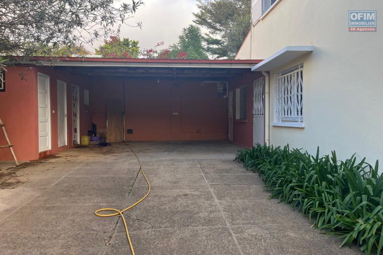Une villa F6 avec piscine à 5mn à pied du Lycée Français à Ambatobe