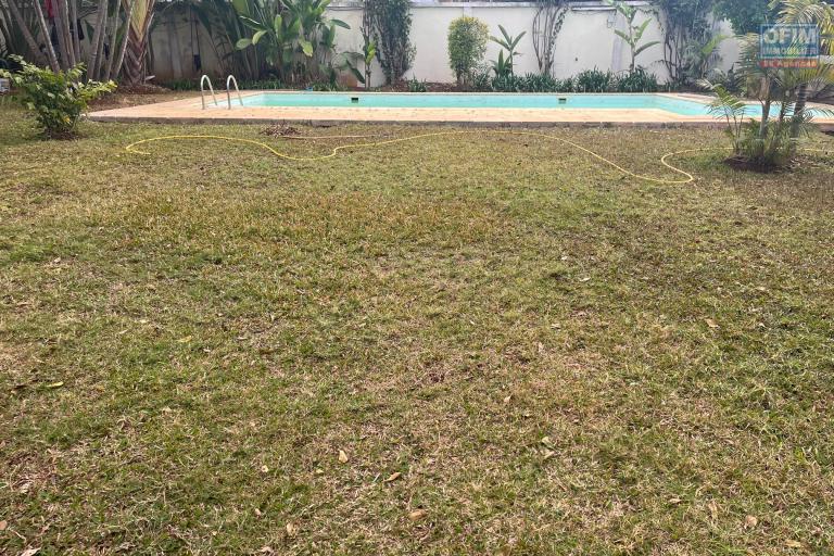 Une villa F6 avec piscine à 5mn à pied du Lycée Français à Ambatobe