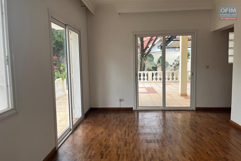 Une villa F6 avec piscine à 5mn à pied du Lycée Français à Ambatobe