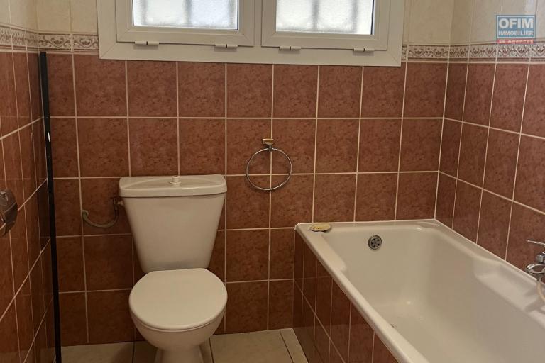 Une villa F6 avec piscine à 5mn à pied du Lycée Français à Ambatobe