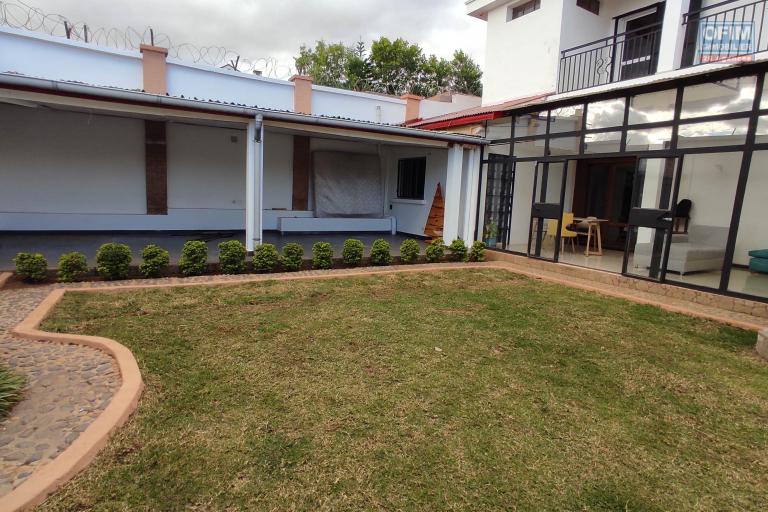 A LOUER Villa F6 dans un quartier résidentiel à 7mn à pieds du lycée Français a Ambatobe, Contact Francia  0340221869