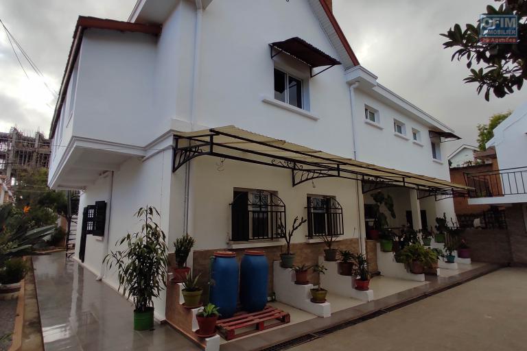A LOUER Villa F6 dans un quartier résidentiel à 7mn à pieds du lycée Français a Ambatobe, Contact Francia  0340221869