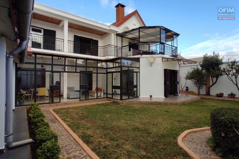 A LOUER Villa F6 dans un quartier résidentiel à 7mn à pieds du lycée Français a Ambatobe, Contact Francia  0340221869
