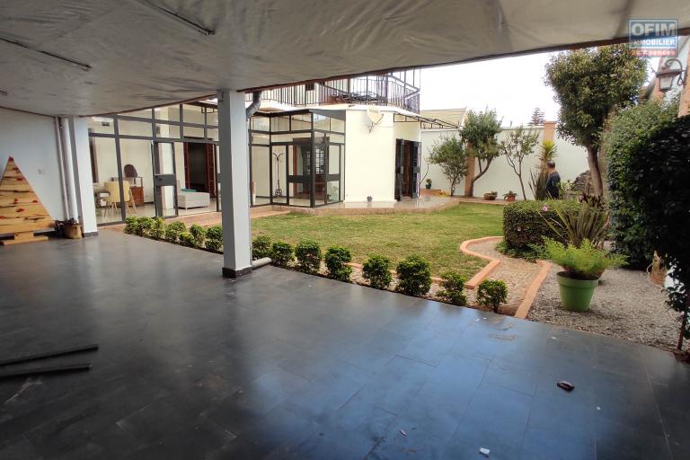 A LOUER Villa F6 dans un quartier résidentiel à 7mn à pieds du lycée Français a Ambatobe, Contact Francia  0340221869
