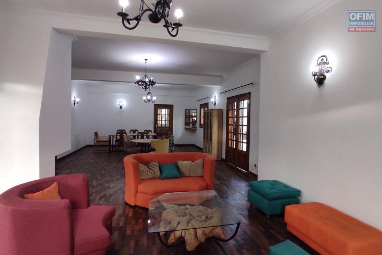 A LOUER Villa F6 dans un quartier résidentiel à 7mn à pieds du lycée Français a Ambatobe, Contact Francia  0340221869