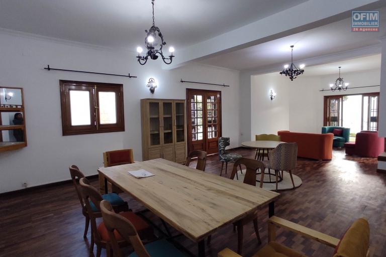 A LOUER Villa F6 dans un quartier résidentiel à 7mn à pieds du lycée Français a Ambatobe, Contact Francia  0340221869