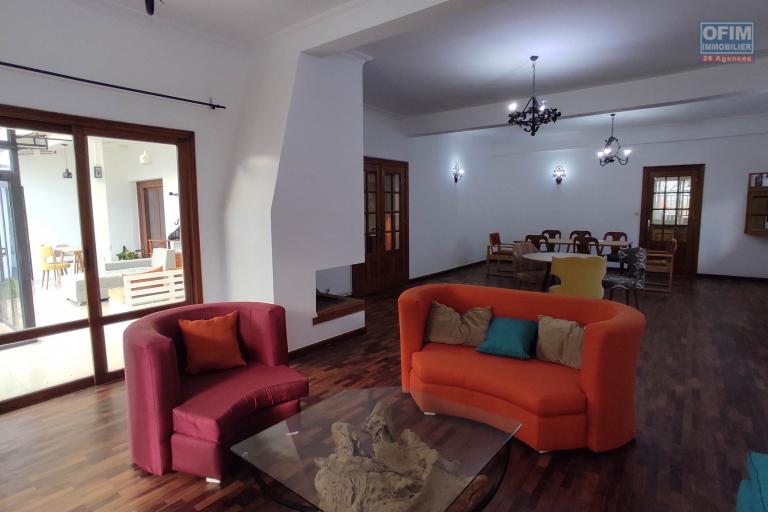 A LOUER Villa F6 dans un quartier résidentiel à 7mn à pieds du lycée Français a Ambatobe, Contact Francia  0340221869
