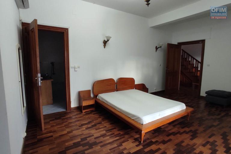 A LOUER Villa F6 dans un quartier résidentiel à 7mn à pieds du lycée Français a Ambatobe, Contact Francia  0340221869
