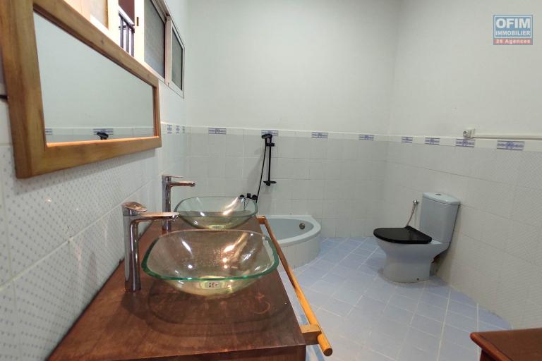 A LOUER Villa F6 dans un quartier résidentiel à 7mn à pieds du lycée Français a Ambatobe, Contact Francia  0340221869