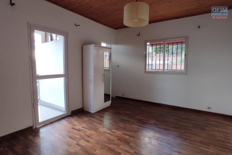 A LOUER Villa F6 dans un quartier résidentiel à 7mn à pieds du lycée Français a Ambatobe, Contact Francia  0340221869