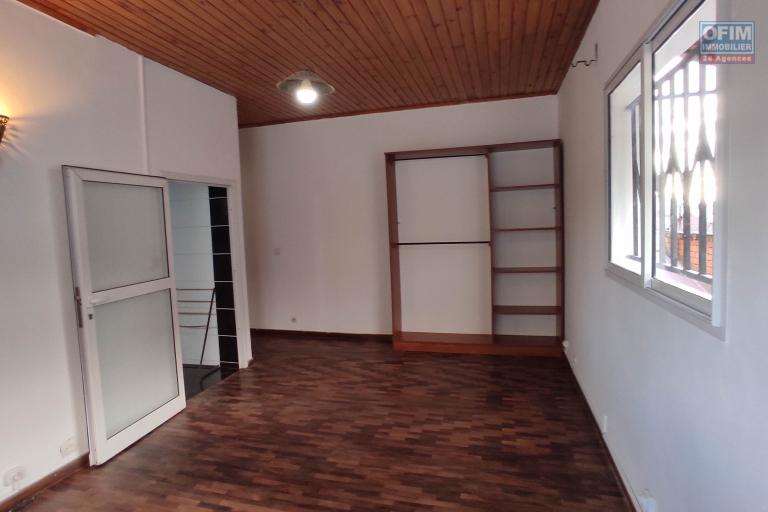 A LOUER Villa F6 dans un quartier résidentiel à 7mn à pieds du lycée Français a Ambatobe, Contact Francia  0340221869